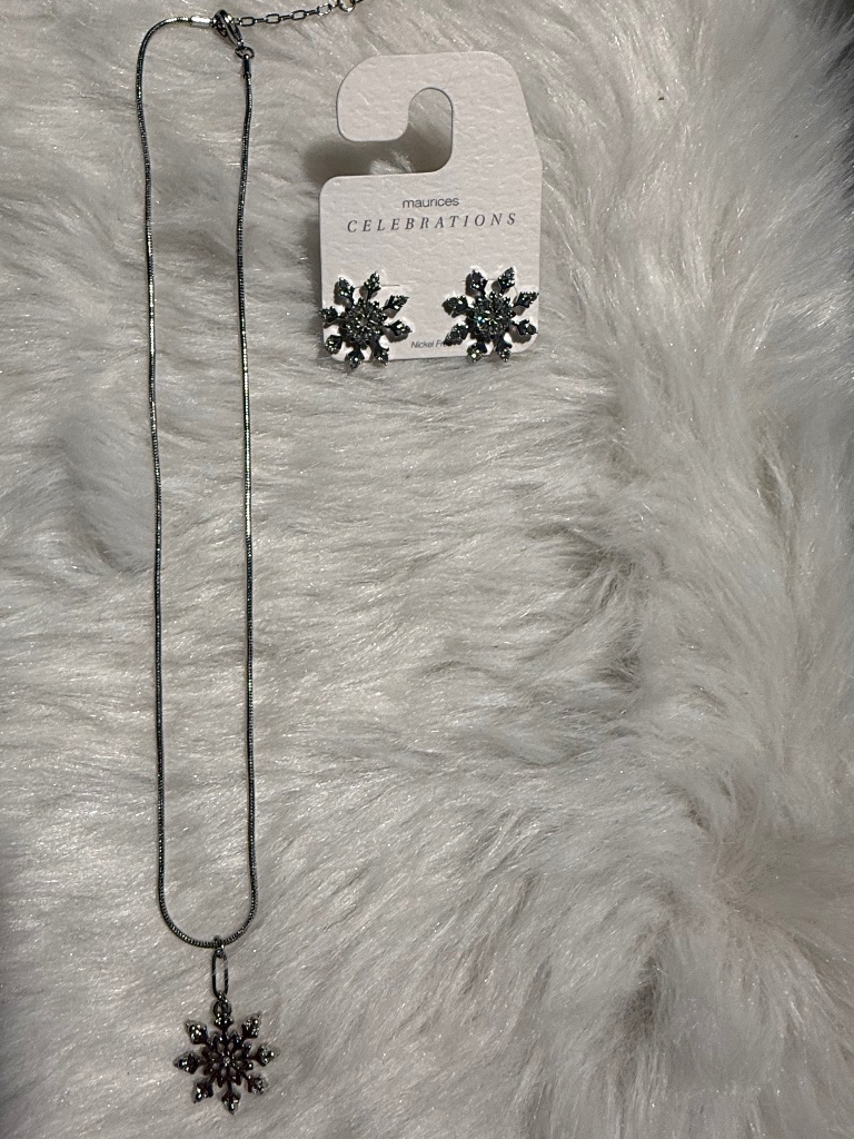 Maurices Nickel Free Snowflake Earrings Necklace Set 14$